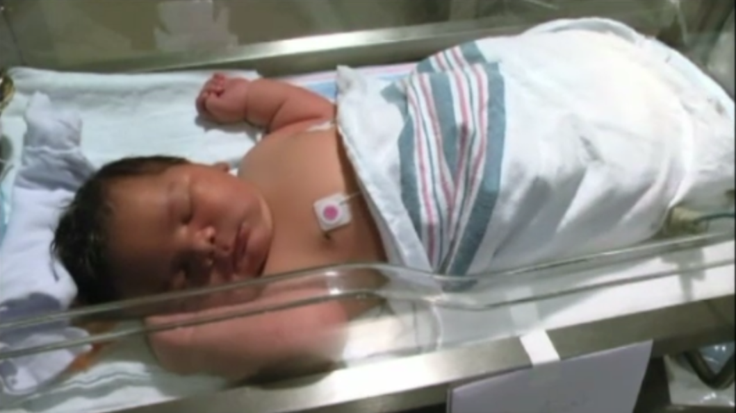 O tanara din Statele Unite a nascut un bebelus aproape de recordul absolut de greutate