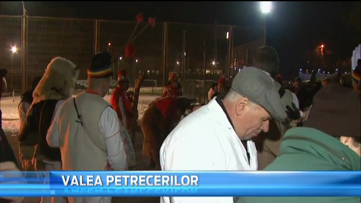 Valea Prahovei a devenit valea distractiei. Cum arata noaptea de Ajun la foc de tabara langa partie