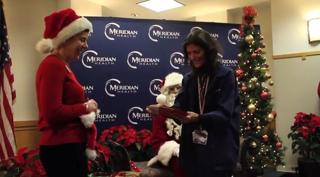 Cel mai frumos cadou pentru o mama. Fiul ei, deghizat in Mos Craciun, s-a intors de pe front. VIDEO