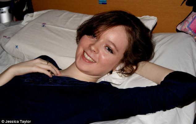 La 22 de ani are oasele unei femei de 100 de ani. Drama acestei tinere