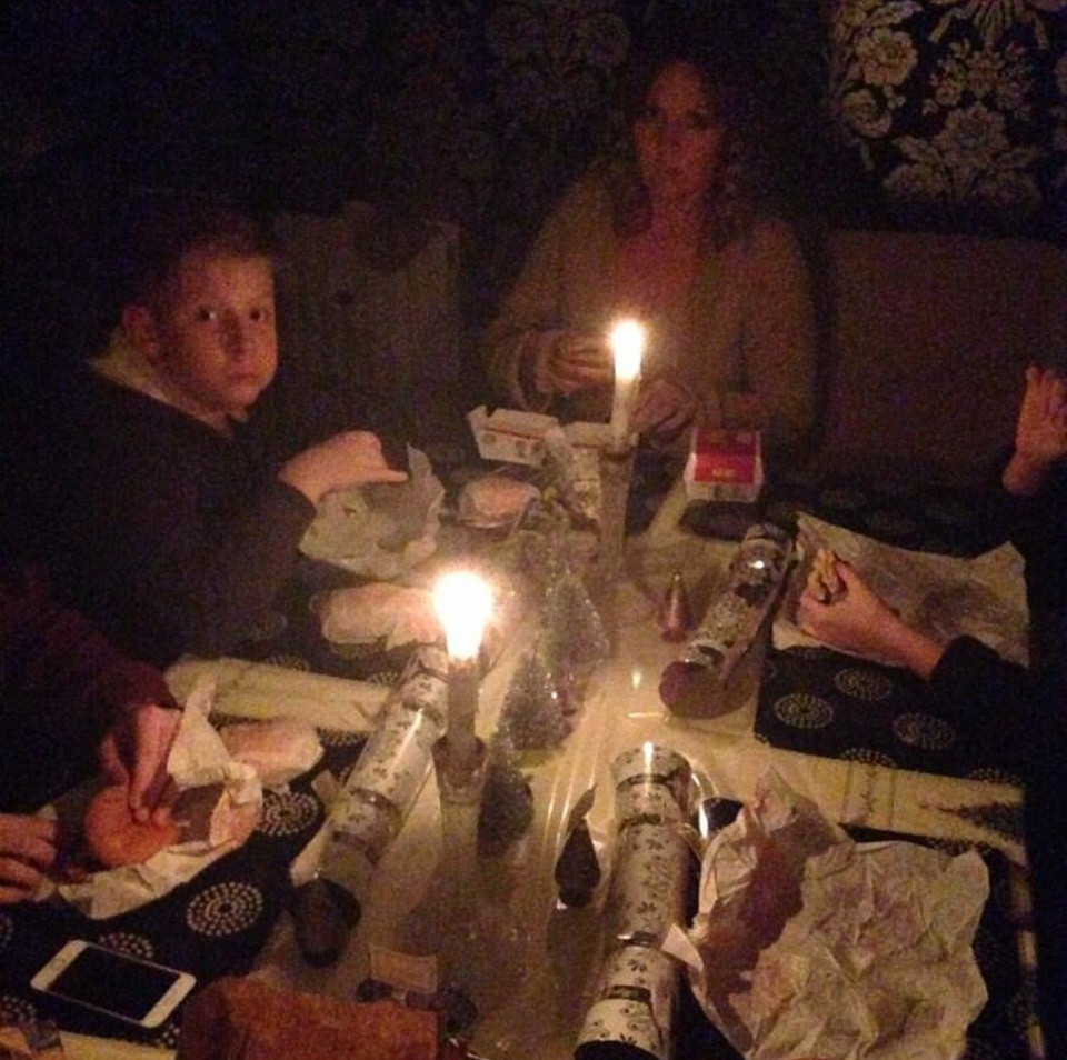 Tot raul spre bine. Masa improvizata de Craciun pentru o familie din Anglia, din cauza vremii