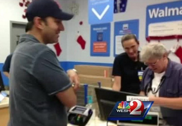 Un miracol de Craciun. Un afacerist din SUA a platit cumparaturile a zeci de familii. VIDEO