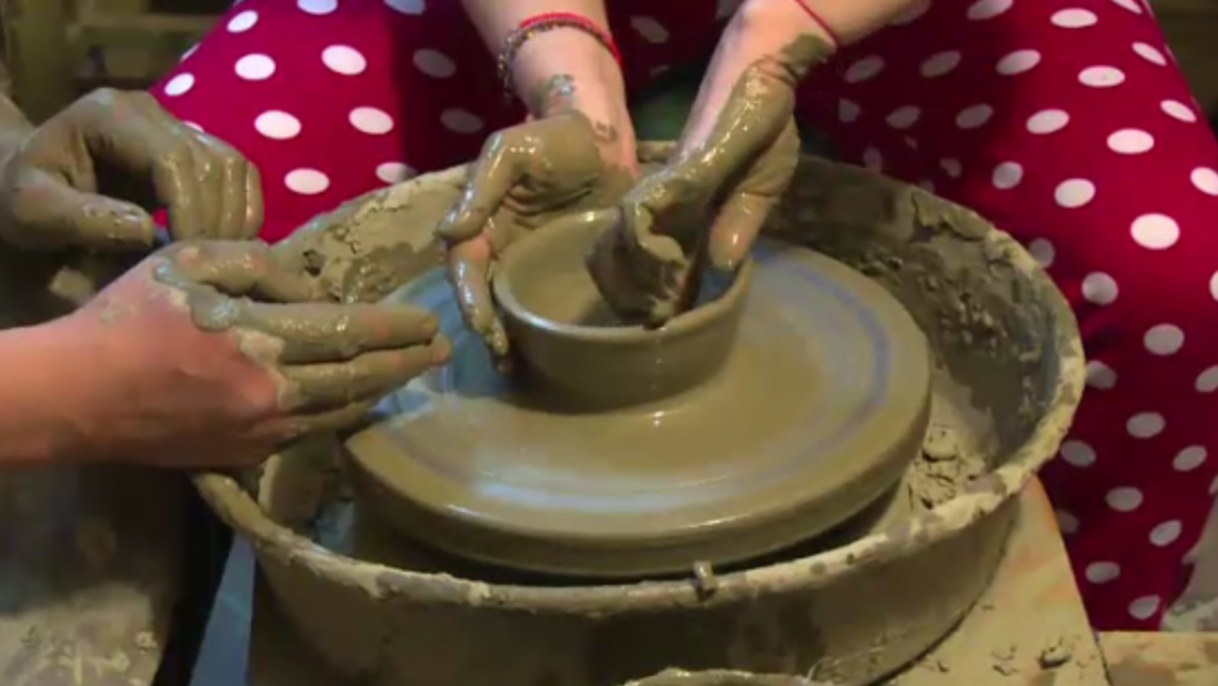 Craciun fara internet si tehnologie. Sarbatori cu povesti la gura sobei in casa olarului Daniel Les