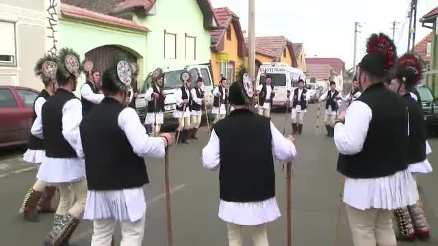 Cel mai spectaculos obicei de Craciun din Romania. Oameni din toata tara au venit sa-i vada