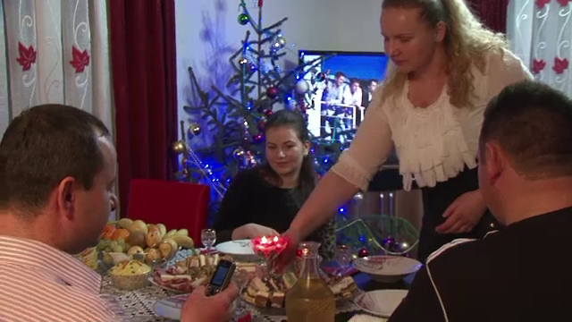 Bucuria familiilor reintregite de Sarbatori. Romanii din strainatate s-ar intoarce daca ar avea unde