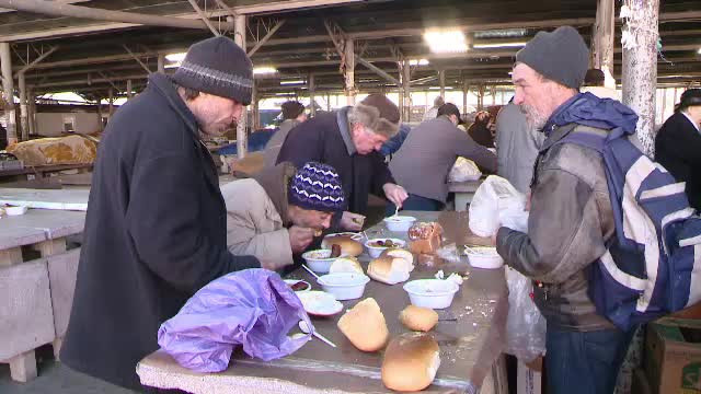 Pentru ei, bucuria Craciunului sta intr-o masa calda. "De Sarbatori, vin de toate, pe urma.. asta e"