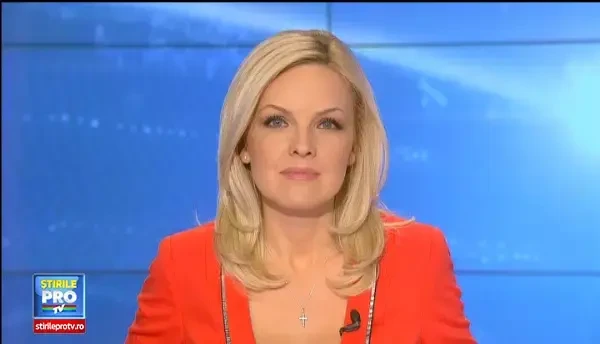 Fiica Elenei Basescu, imbracata in costum de spiridus, langa brad. FOTO