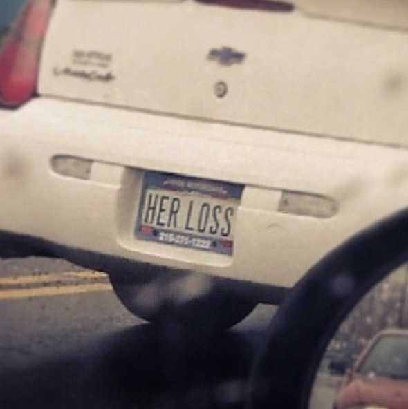 Ce si-a scris acest barbat pe masina dupa ce a castigat divortul cu sotia sa