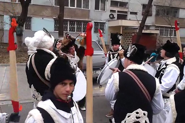 Colindatul industrial: stai in strada, bati la toba si colinzi un bloc intreg in cateva secunde!