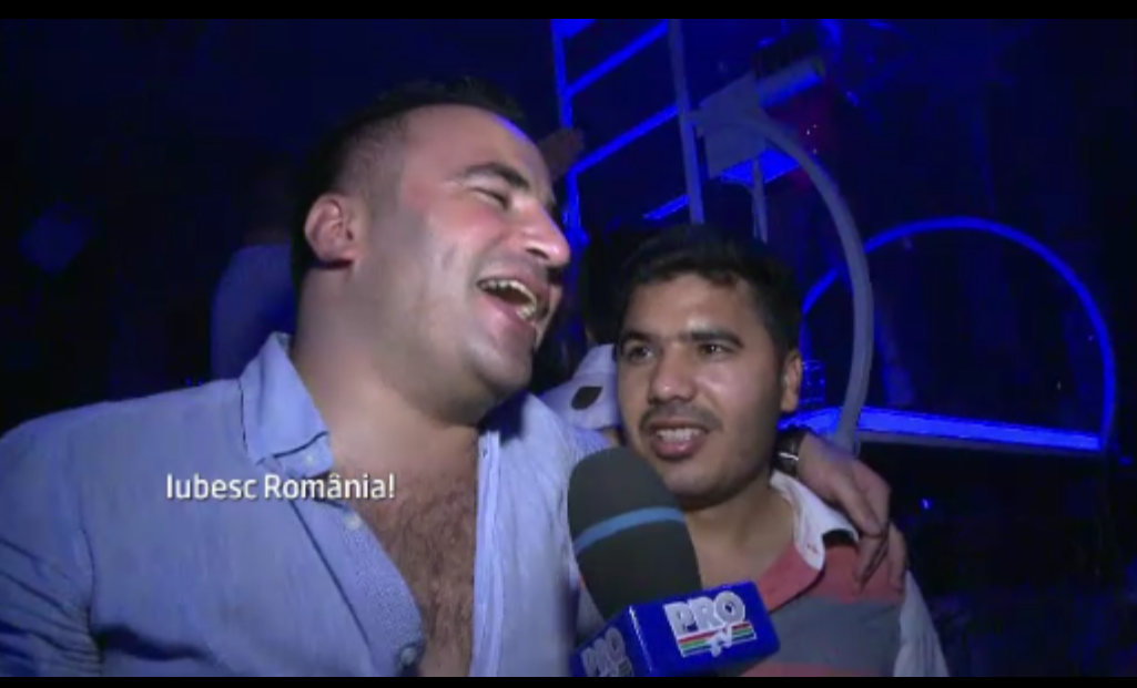 Strainii si romanii din cluburi s-au bucurat de petreceri cu animatoare si calusari de Craciun