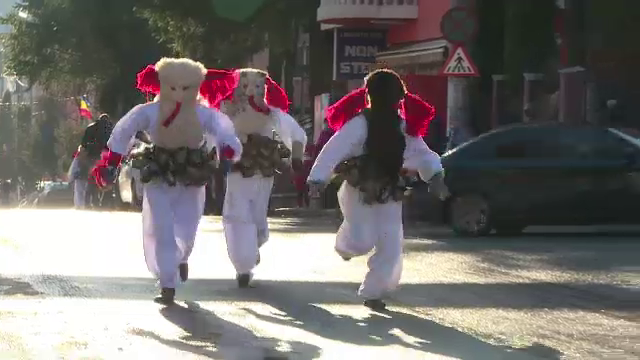 Cum a aratat in 2013 traditia unica a "Brondosilor", colindatorii romani care alearga spiritele rele