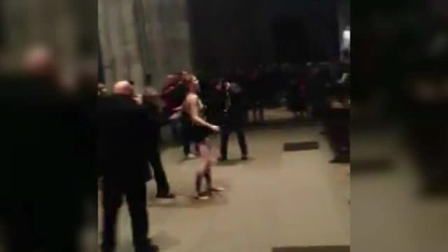 O activista FEMEN a protestat topless in timpul slujbei de Craciun de la o biserica din Germania