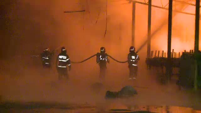 Incendiu de proportii in sectorul 4. Pompierii au intervenit cu 18 masini pentru a opri flacarile