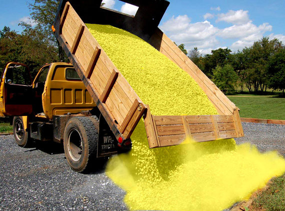 Solutie inedita in SUA pentru deszapezirea drumurilor. Autoritatile arunca cu branza pe strazi