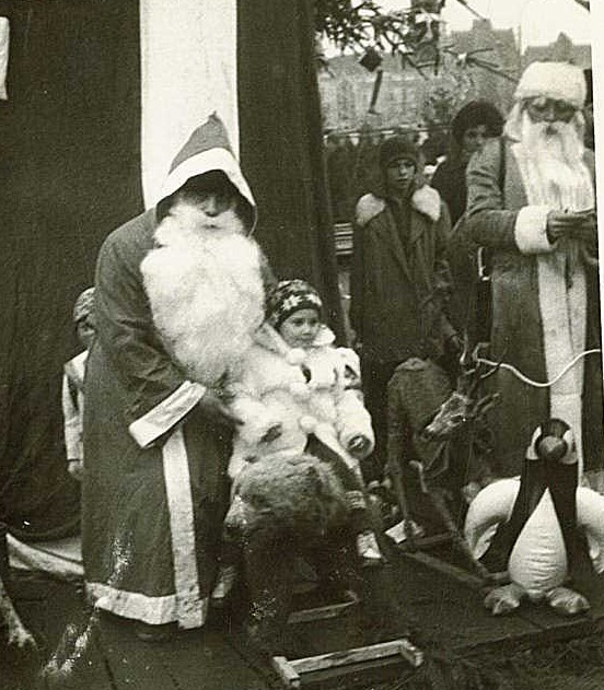 Imaginile publicate pe Facebook de Radu Valcan, Iulia Vantur si Jojo de Craciun