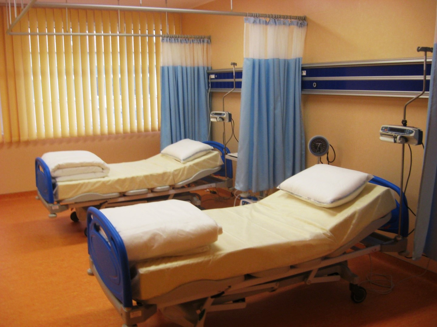 Trei medici de la Spitalul Targu Carbunesti, retinuti dupa ce au luat mita de la o pacienta