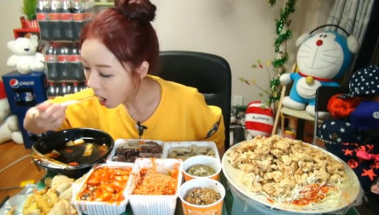 Obicei ciudat in Coreea de Sud. Oamenii platesc pentru a-i vedea online pe altii mancand. VIDEO