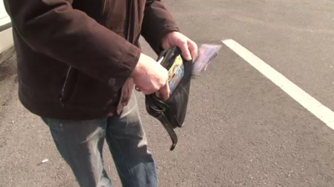 Doi romani au gasit o borseta pe terasa unui bar din Hunedoara. Cati bani erau in ea si ce au decis sa faca