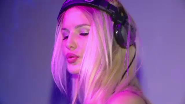 Patronii de cluburi de la munte se intrec in petreceri. O rusoaica a incins atmosfera in Brasov