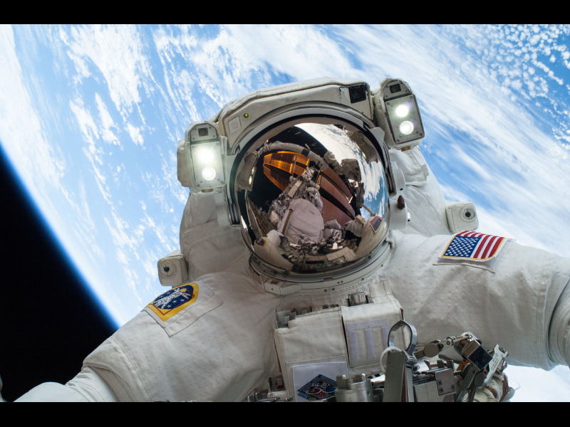 Cea mai tare poza "selfie": Un astronaut s-a fotografiat in timpul unei misiuni in spatiu
