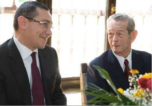 Victor Ponta: "Regele Mihai n-a fost la masa de vineri, de la Savarsin. Postarea, greseala echipei"