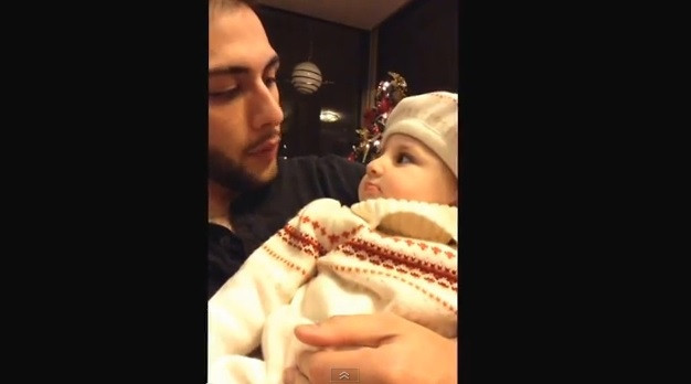 Viralul acestui Craciun, pe internet. O fetita de un an isi imita unchiul, beatboxer profesionist