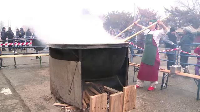 20 de porci sacrificati la Galati pentru o tochitura uriasa care a hranit 700 de familii de saraci