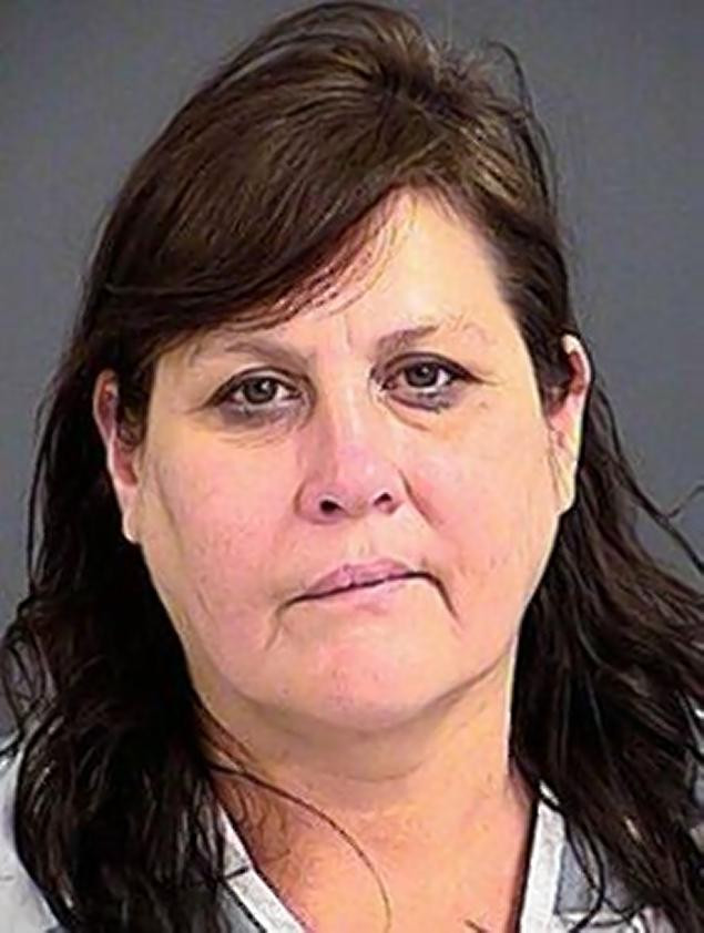 Injunghiat de Craciun, cu o veverita de ceramica. Motivul este cat se poate de banal