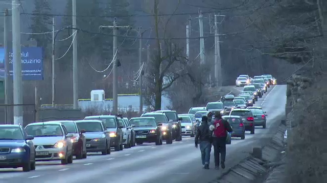 Trafic infernal pe DN 1 din cauza soferilor care pleaca la munte. Rutele alternative recomandate