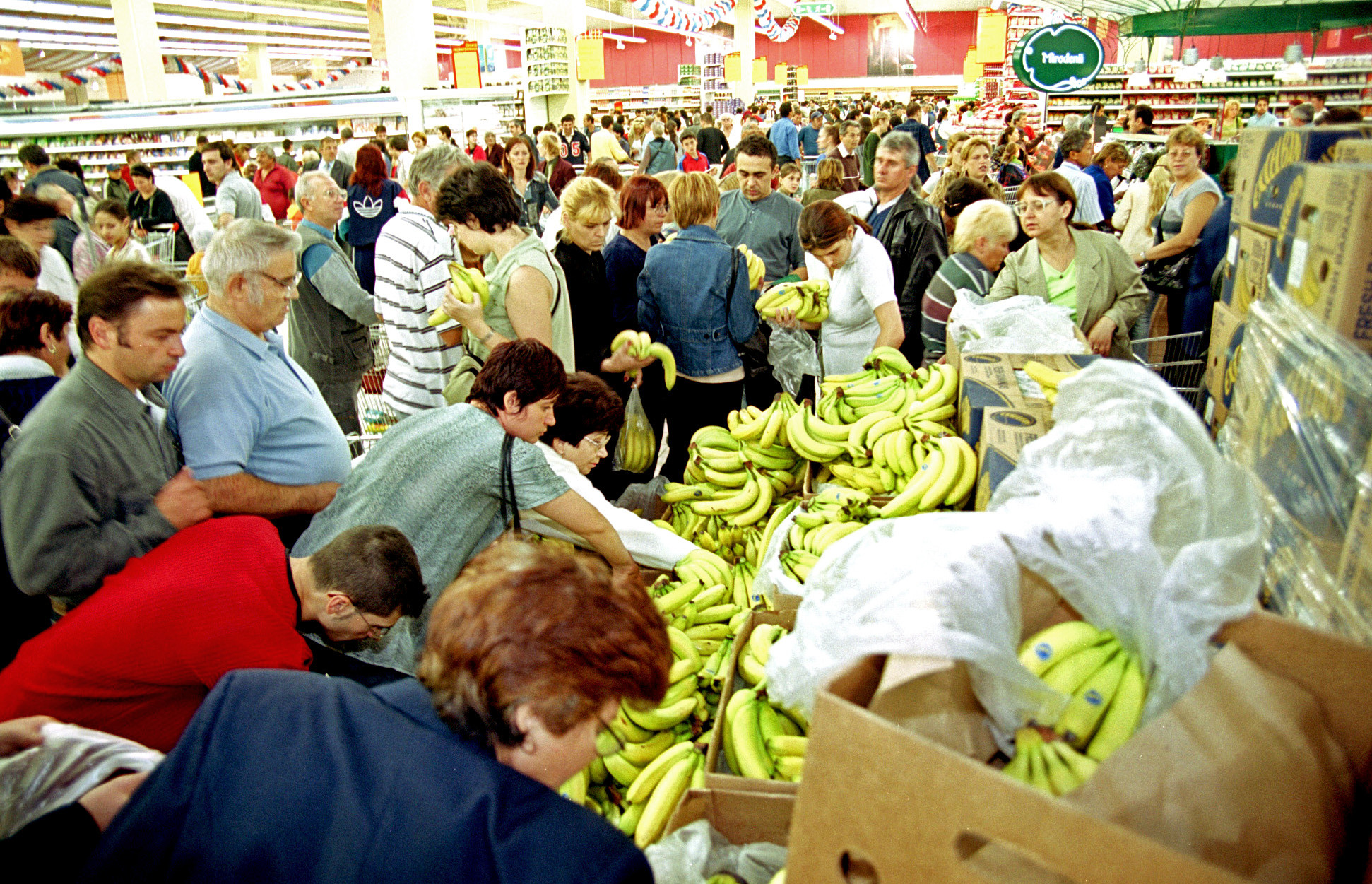 Batalia pe bucuresteni. Cum isi impart hipermarketurile Capitala