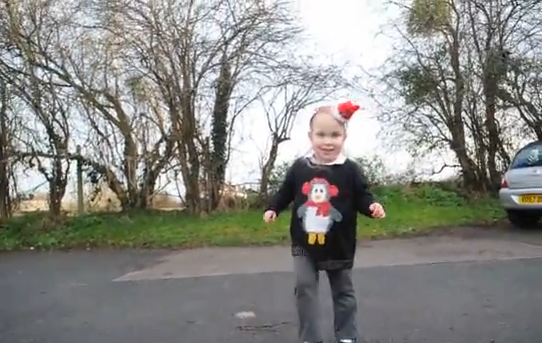 Cel mai frumos cadou de Craciun: fetita lor a mers pentru prima data