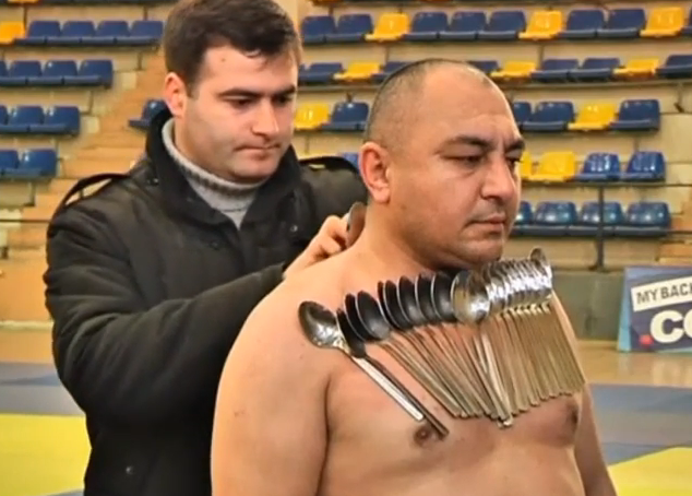 Un nou record mondial. Barbatul magnetic care si-a lipit zeci de linguri de corp