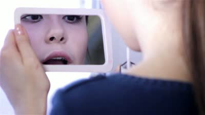 Si-a facut un selfie in oglinda si l-a postat pe net. Ce a vazut un prieten in poza: "Imi e frica sa mai intru in living"