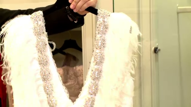 Coliere de 60.000 euro si rochii de designer. Cat sunt dispuse femeile sa dea pe tinuta de Revelion