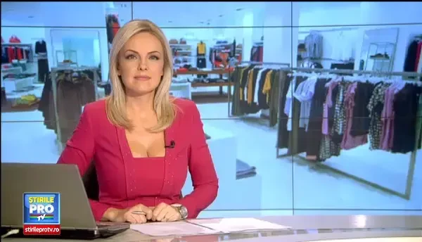 Coliere de 60.000 euro si rochii de designer. Cat sunt dispuse femeile sa dea pe tinuta de Revelion