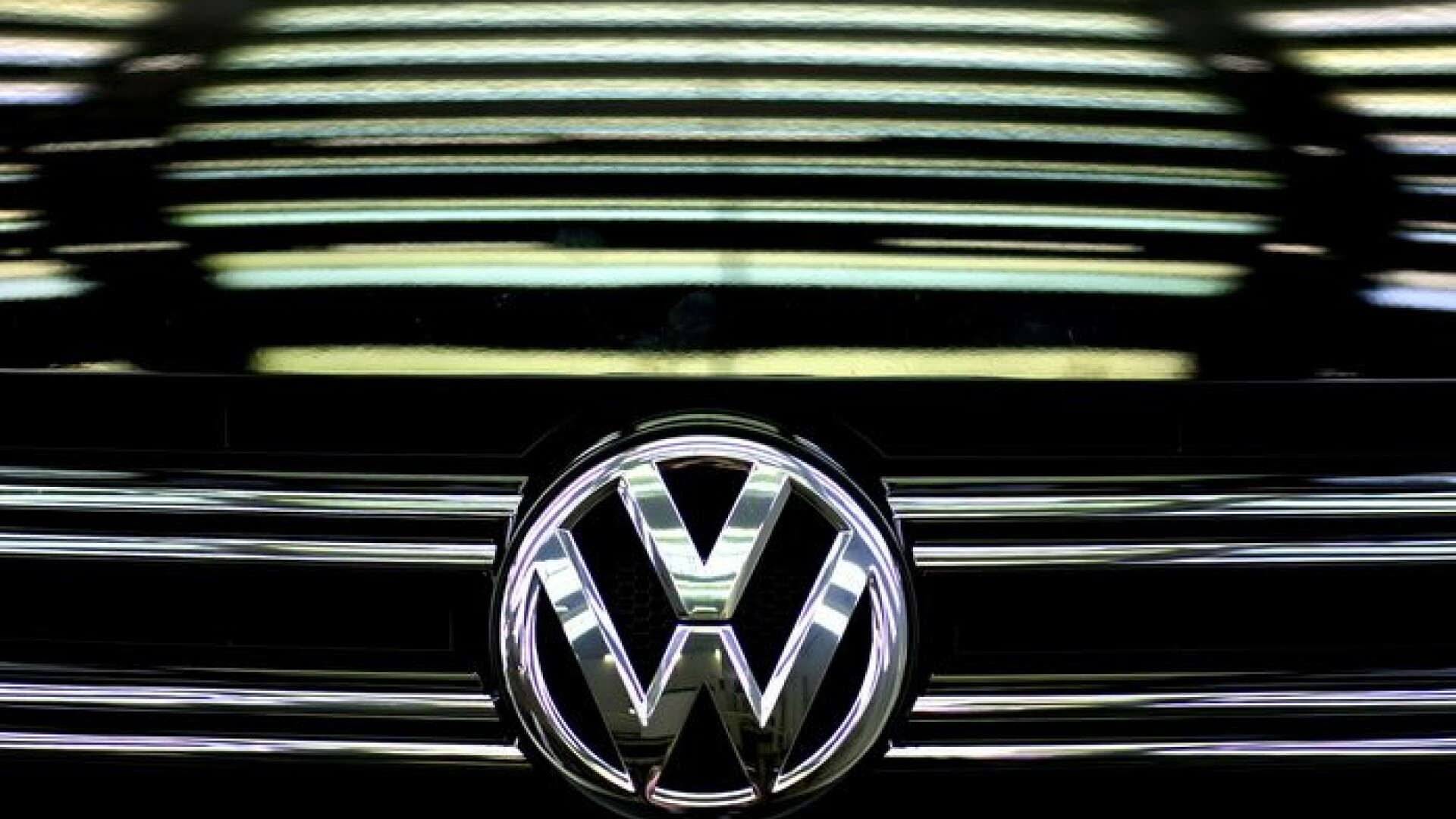 VW ar fi realizat mai multe versiuni ale softului care falsifica testele antipoluare. Der Spiegel: 30 de directori implicati