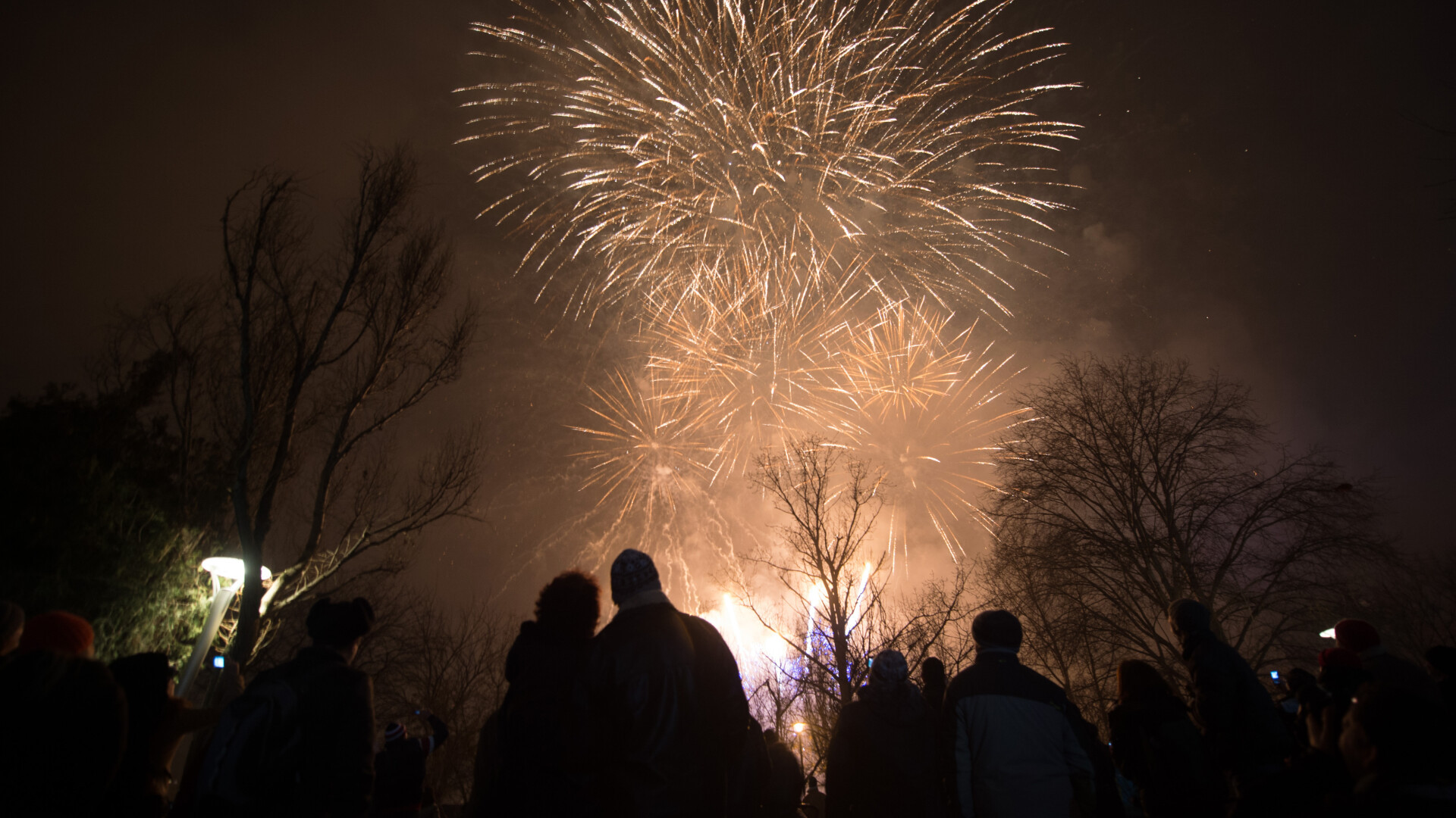 LA MULTI ANI, 2014! Cum au petrecut romanii trecerea in noul an - de la petreceri la superstitii