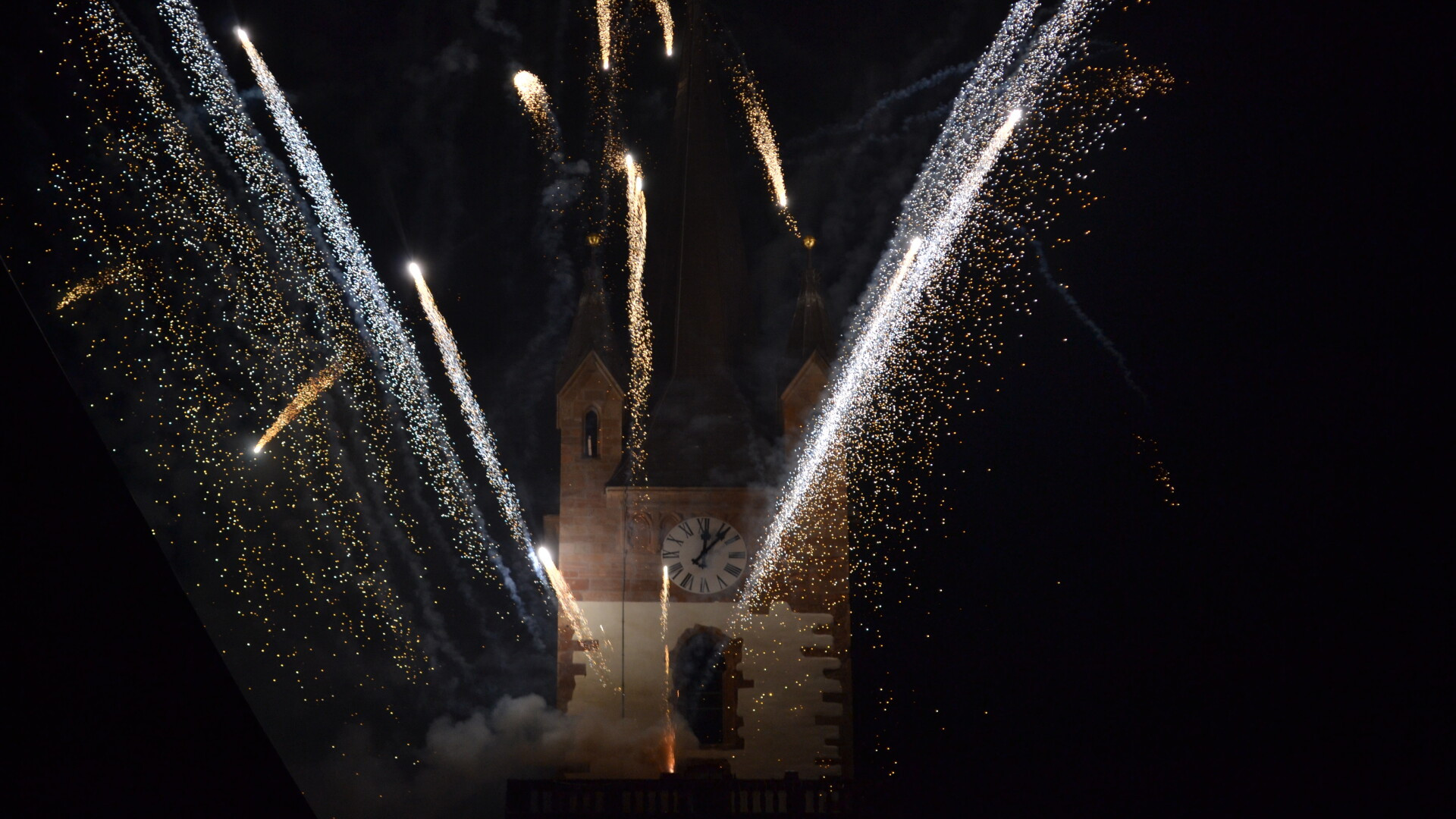 Lampioane, cereri in casatorie, sampanie si hore. Cum s-au distrat romanii in toata tara