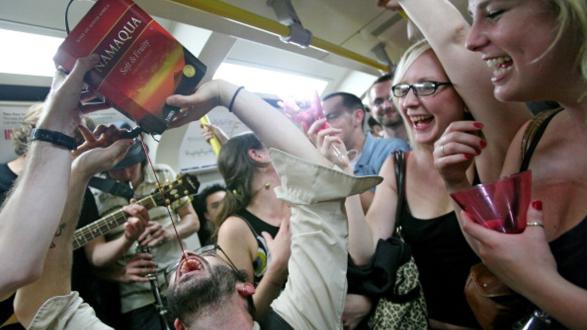 Dezmat de Revelion pe strazile din Marea Britanie. Cum au ajuns tinerii dupa abuzul de alcool