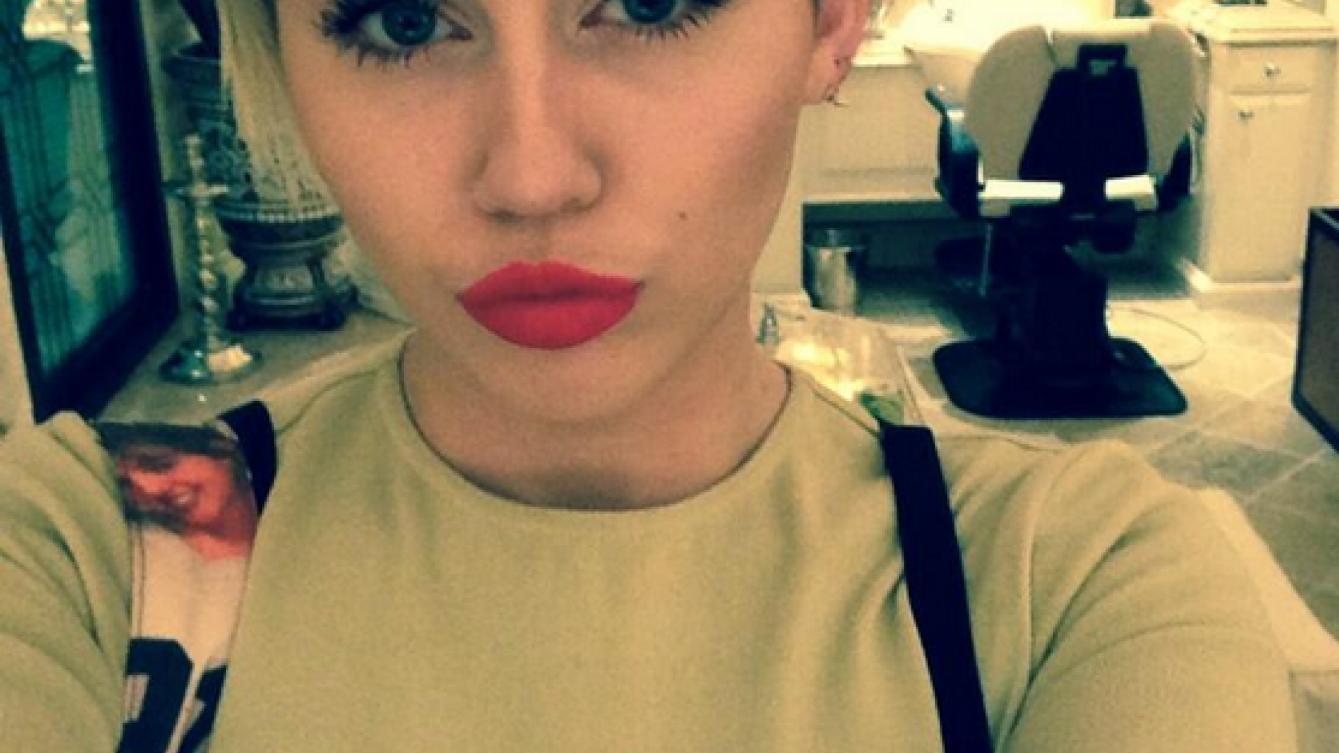 Miley Cyrus si-a facut o poza care i-a incantat pe fanii celebrei cantarete. Cat de mult a lasat la vedere