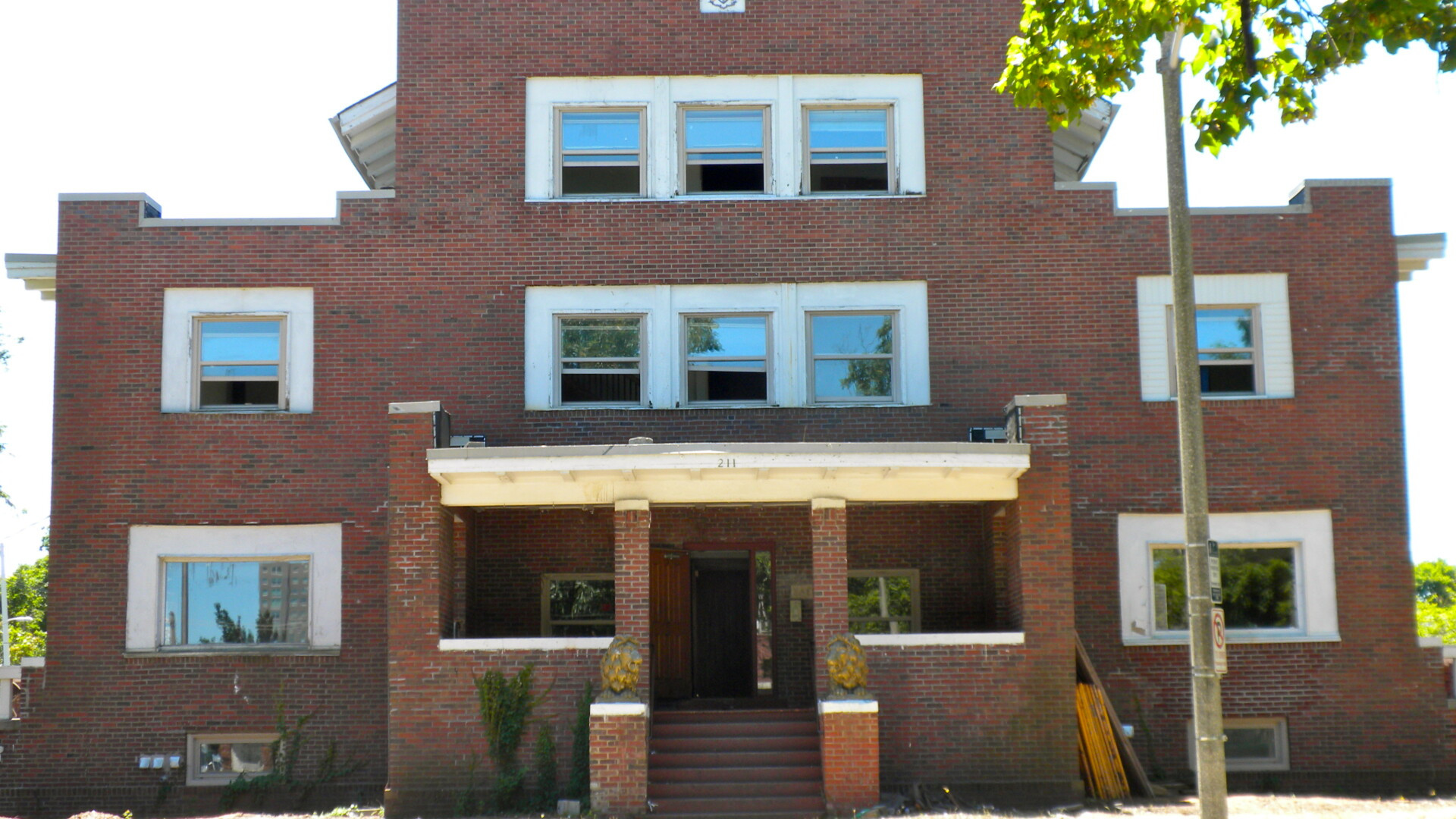 Tortura in universitatile americane: tineri dezbracati, batuti cu o vasla si imbracati in scutece