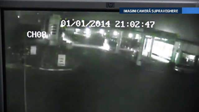 CAMERA DE SUPRAVEGHERE: Patru tineri au intrat cu masina intr-un stalp de langa benzinarie