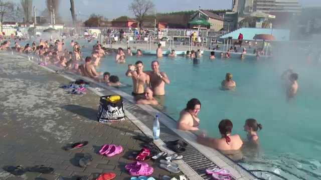 Apele termale, tratamentul ideal pentru excesul culinar de Revelion. Romanii au umplut bazinele