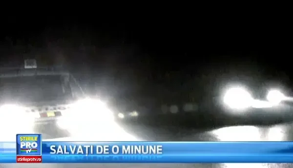 CAMERA DE SUPRAVEGHERE: Patru tineri au intrat cu masina intr-un stalp de langa benzinarie