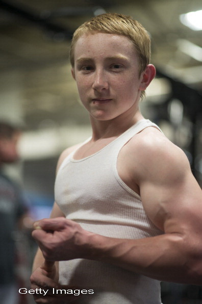 La doar 14 ani a stabilit un record mondial. Ce poate sa faca acest baiat in sala de sport