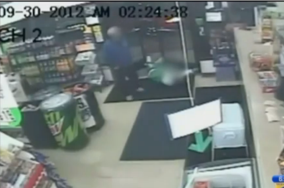 Au continuat sa intre in magazin, desi in usa era un tanar impuscat. Familia victimei este revoltata