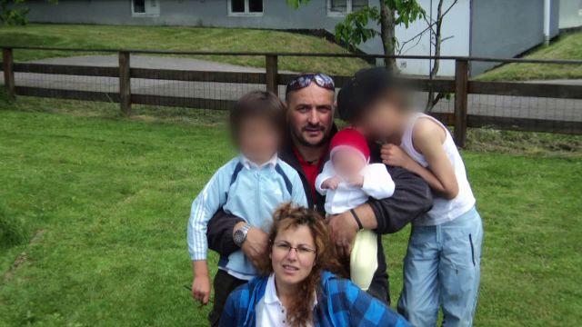 Prima revedere a romanilor din Suedia cu cei trei copii luati de acasa:"Vrem sa ne intoarcem la voi"