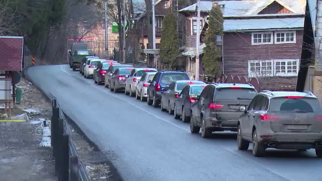 O mare parcare. Asa a aratat DN1, in ambele sensuri de mers. Pentru multi acum incepe vacanta