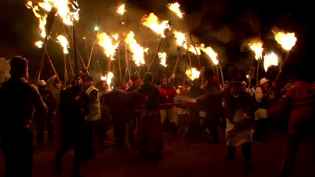 La colindat, insotiti de 100 de jandarmi. "Spartul caprei", traditie periculoasa in Oituz