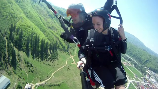 Pretul pentru a zbura printre nori la Poiana Brasov. Cat de apreciata e parapanta de catre straini